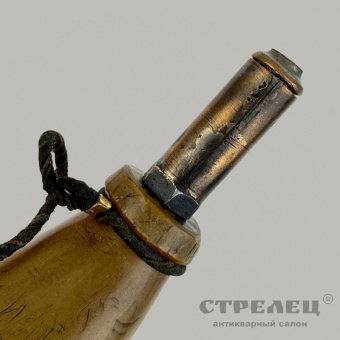 фото — пороховница антикварная из рога. европа, 19 век